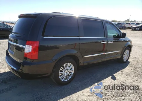 2015 Chrysler Town & Country Limited z USA, uszkodzony, nr VIN 2C4RC1JG8FR698209